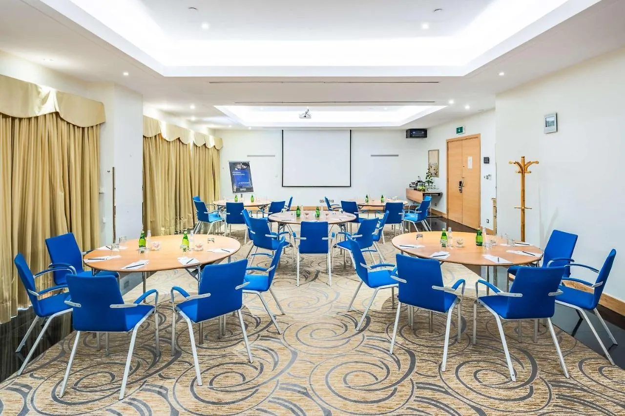 Radisson Blu Hotel, Riadh