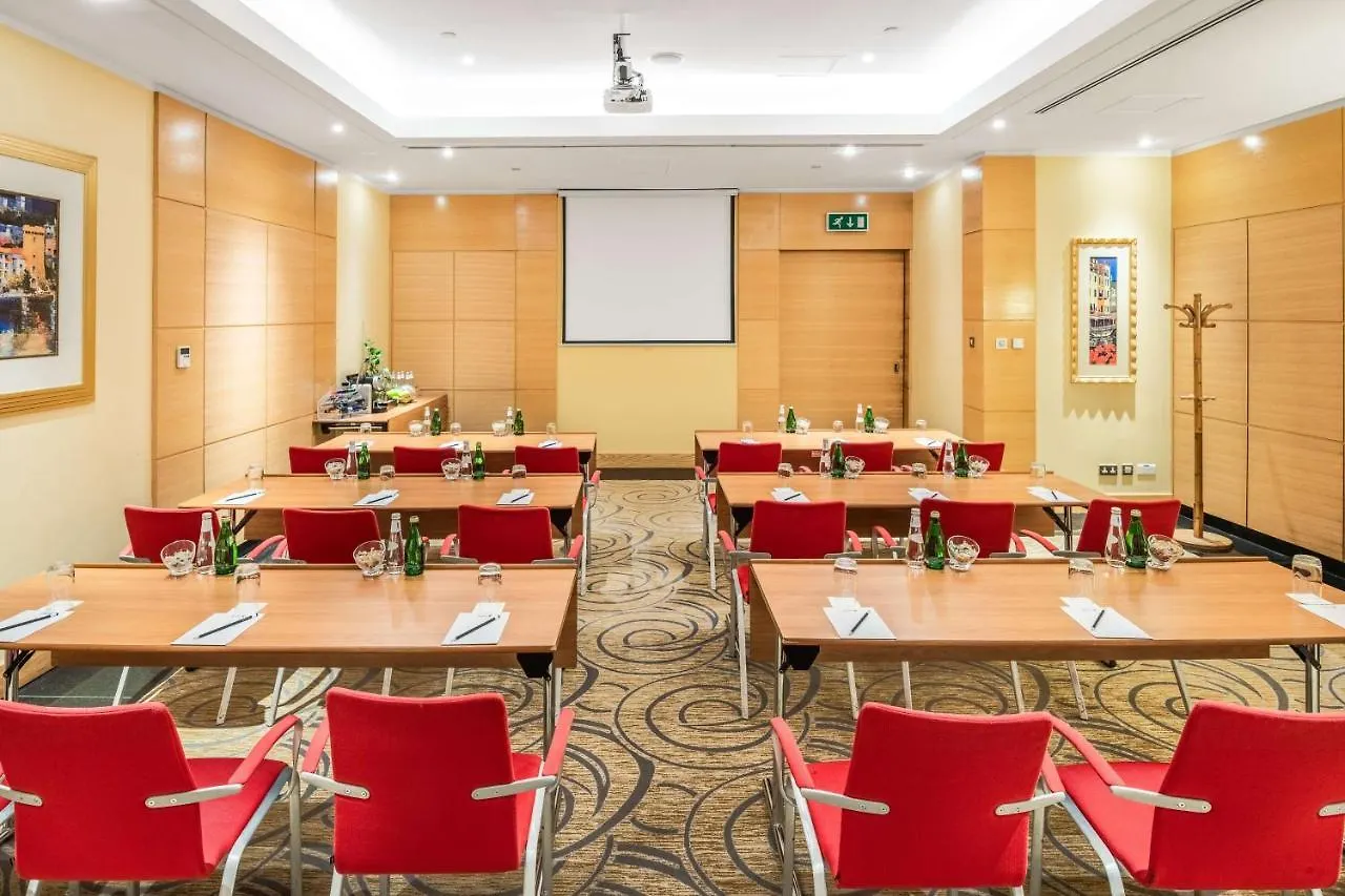 Radisson Blu Hotel, Riadh 5*,