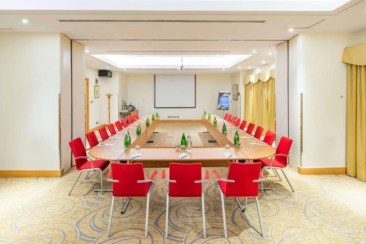 Radisson Blu Hotel, Riadh